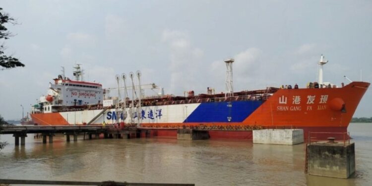 ৩৪ হাজার টন ডিজেল নিয়ে চট্টগ্রাম বন্দরে আরেকটি জাহাজ