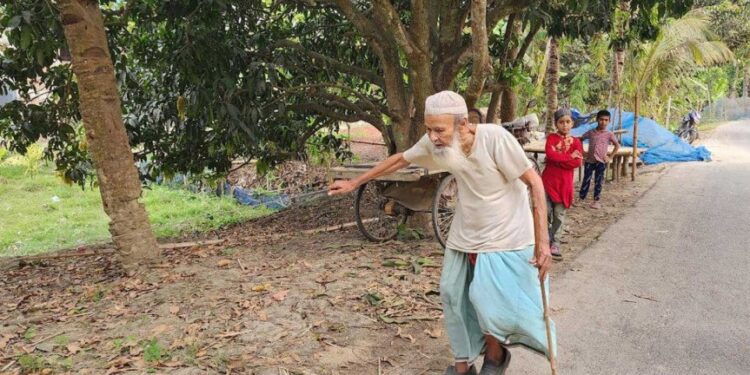 বড়াইগ্রামের দড়ি বেয়ে মসজিদে যাওয়া সেই ১২০ বছরের অন্ধ মুয়াজ্জিন আর নেই