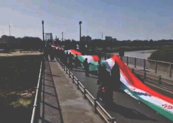 পারমাণবিক বিদ্যুৎ কেন্দ্র রক্ষায় কেন্দ্রের সামনে ইরানিদের বিশাল জমায়েত