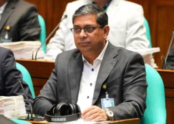 ড. ইউনূস লন্ডনে তারেক রহমানকে ট্রফি দিয়ে নির্বাচনের তারিখ নিয়ে আসেন