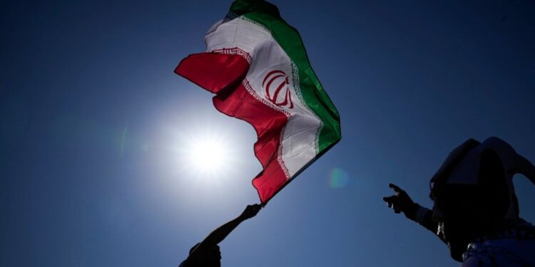 যুক্তরাষ্ট্রের প্রতি পূর্ণ অবিশ্বাস রেখে ‘ট্রিগারে আঙুল’ রাখছে ইরান