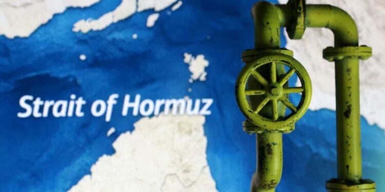 হরমুজ প্রণালি খোলার খবরে তেলের দাম কমলো ১৫ শতাংশের বেশি