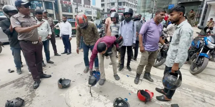 প্লাস্টিকের হেলমেট দেখলেই ভাঙছে পুলিশ: গুলশানে ব্যতিক্রমী অভিযান