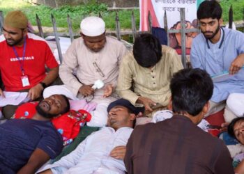 গণভোটের রায় বাস্তবায়নের দাবিত অনশনরত ঢাবি শিক্ষার্থীর অবস্থা সংকটাপন্ন