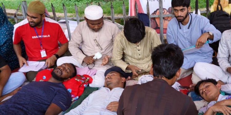 গণভোটের রায় বাস্তবায়নের দাবিত অনশনরত ঢাবি শিক্ষার্থীর অবস্থা সংকটাপন্ন