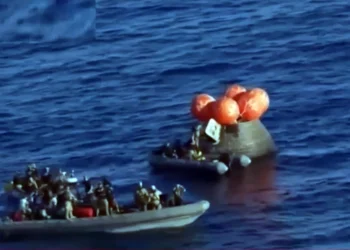 ১০ দিনের সফল চন্দ্রাভিযান শেষে পৃথিবীতে নিরাপদে ফিরলেন চার নভোচারী