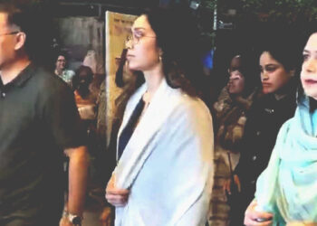 মেয়ে নিয়ে সিনেমা দেখার পরে এবার মঞ্চ নাটক দেখতে সপরিবারে বেইলি রোডে প্রধানমন্ত্রী