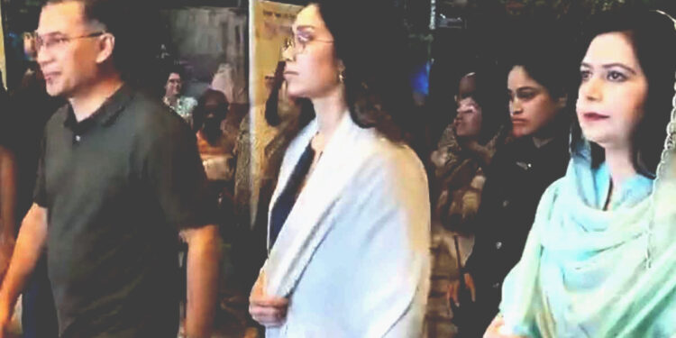 মেয়ে নিয়ে সিনেমা দেখার পরে এবার মঞ্চ নাটক দেখতে সপরিবারে বেইলি রোডে প্রধানমন্ত্রী