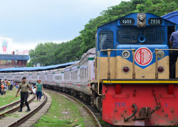 বিমানবন্দর রেলস্টেশনে টিটিইকে স্ট্যাপলার দিয়ে হামলা, আটক ২