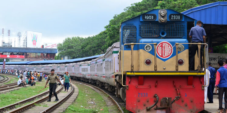 বিমানবন্দর রেলস্টেশনে টিটিইকে স্ট্যাপলার দিয়ে হামলা, আটক ২