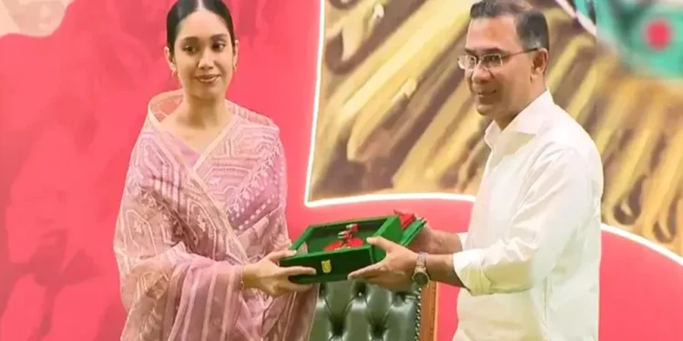 স্বাধীনতা পুরস্কার প্রাপ্তদের হাতে পদক তুলে দিলেন প্রধানমন্ত্রী