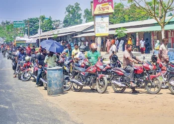 পেট্রোল পাম্পে হাহাকার, সরকার বলছে মজুত সন্তোষজনক