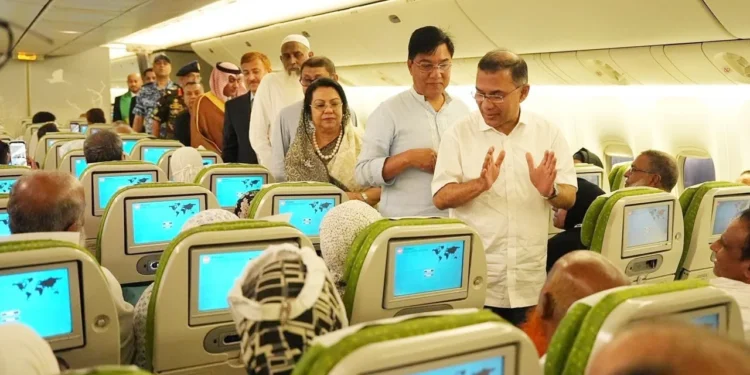 হজ যাত্রীদের সঙ্গে কুশল বিনিময় করলেন প্রধানমন্ত্রী