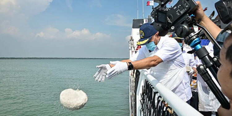 পবিত্র কোরআনের বিশুদ্ধতা রক্ষায় ৮,৬৭২টি অননুমোদিত কোরআন সমুদ্রে বিসর্জন দিল মালয়েশিয়া