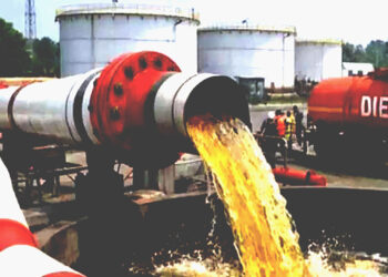 জ্বালানি পাম্পে দীর্ঘ লাইন: দেশে উৎপাদিত অকটেন নিচ্ছে না সরকার