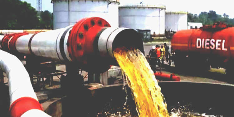 জ্বালানি পাম্পে দীর্ঘ লাইন: দেশে উৎপাদিত অকটেন নিচ্ছে না সরকার