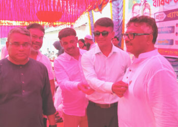 স্কুলের টাকায় হুইপ দুলুকে ধানের শীষের স্বর্ণের কোট-পিন উপহার