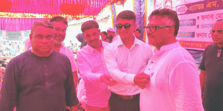 স্কুলের টাকায় হুইপ দুলুকে ধানের শীষের স্বর্ণের কোট-পিন উপহার