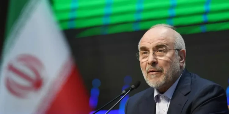 আলোচনার টেবিলকে আত্মসমর্পণ মঞ্চ বানাতে চান ট্রাম্প