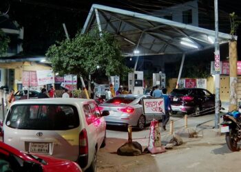 সরবরাহ বাড়লেও কাটেনি জ্বালানি তেলের সংকট