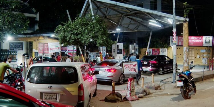 সরবরাহ বাড়লেও কাটেনি জ্বালানি তেলের সংকট