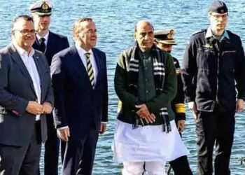 সাবমেরিনে পা আটকে গেলো ভারতীয় প্রতিরক্ষামন্ত্রীর