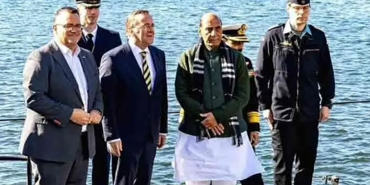 সাবমেরিনে পা আটকে গেলো ভারতীয় প্রতিরক্ষামন্ত্রীর