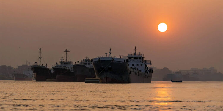 ৫ মে চট্টগ্রাম পৌঁছবে ১ লাখ টন অপরিশোধিত তেল: কর্মকর্তা