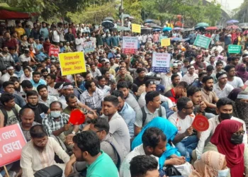 শাহবাগে আবারও মুখোমুখি শিক্ষক-পুলিশ