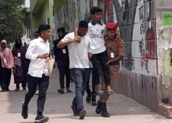 পরীক্ষার্থীকে কাঁধে তুলে কেন্দ্রে পৌঁছে দিলেন ছাত্রদল নেতা