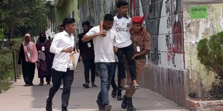 পরীক্ষার্থীকে কাঁধে তুলে কেন্দ্রে পৌঁছে দিলেন ছাত্রদল নেতা