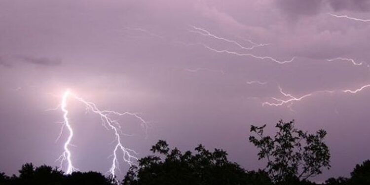 বজ্রপাতে সোমবারও ৪ জেলায় ৯ জনের মৃত্যু