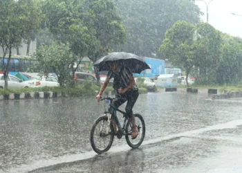 ভোর থেকে রাজধানীতে মুষলধারে বৃষ্টি, থাকতে পারে সপ্তাহজুড়ে