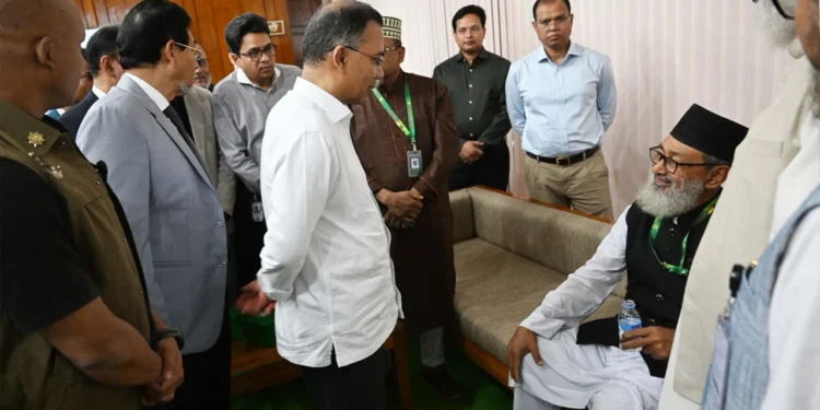 অধিবেশন চলাকালে অসুস্থ হওয়া বিরোধী দলীয় এমপির খোঁজ নিলেন প্রধানমন্ত্রী