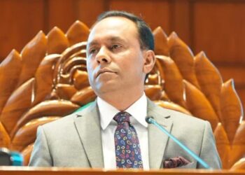 ‘উপঢৌকন’ পেয়ে দুই মন্ত্রীর কথা বলার সময় বাড়ালেন ডেপুটি স্পিকার