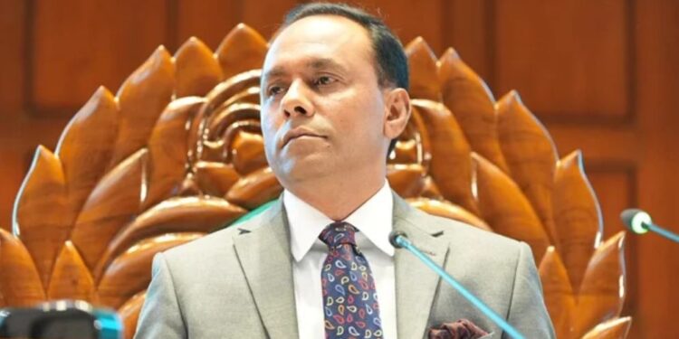 ‘উপঢৌকন’ পেয়ে দুই মন্ত্রীর কথা বলার সময় বাড়ালেন ডেপুটি স্পিকার