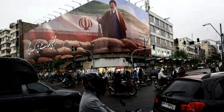 খামেনির মৃত্যুর পর ইরানে যৌথ নেতৃত্ব, ক্ষমতায় সামরিক প্রভাব বাড়ছে