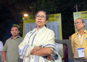 পশ্চিমবঙ্গে ভোটযন্ত্রে কারচুপির অভিযোগ মমতা ব্যানার্জীর, তৃণমূল ও বিজেপির পাল্টাপাল্টি বিক্ষোভ