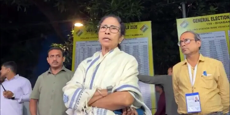 পশ্চিমবঙ্গে ভোটযন্ত্রে কারচুপির অভিযোগ মমতা ব্যানার্জীর, তৃণমূল ও বিজেপির পাল্টাপাল্টি বিক্ষোভ