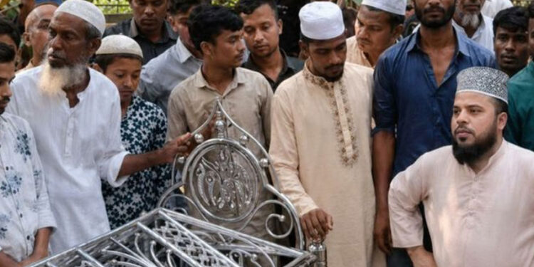 ভান্ডারি গান গেয়ে বাবাকে দাফন, সমালোচনা ঝড়