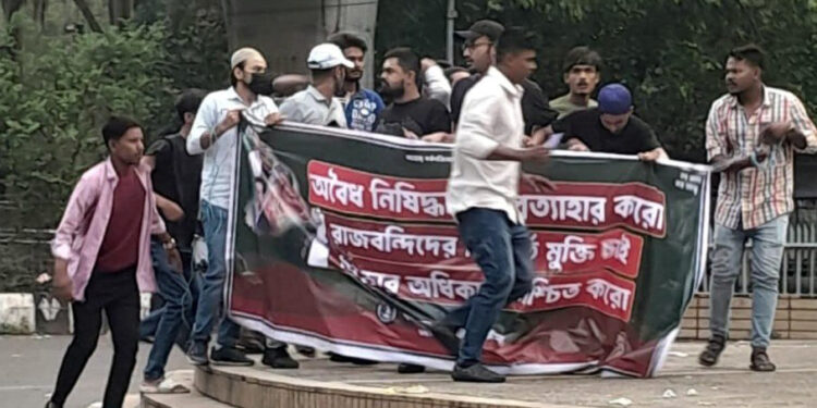 রাজু ভাস্কর্যে নিষিদ্ধ ছাত্রলীগের ঝটিকা মিছিল; ঢাবি শিক্ষার্থীসহ আটক ২