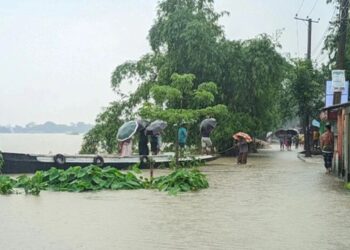 ধেয়ে আসছে বন্যা, বিপৎসীমার ওপরে ৭ নদীর পানি