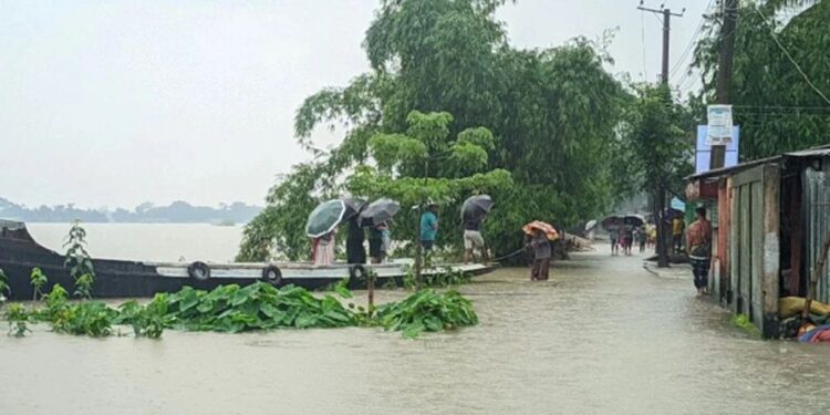 ধেয়ে আসছে বন্যা, বিপৎসীমার ওপরে ৭ নদীর পানি