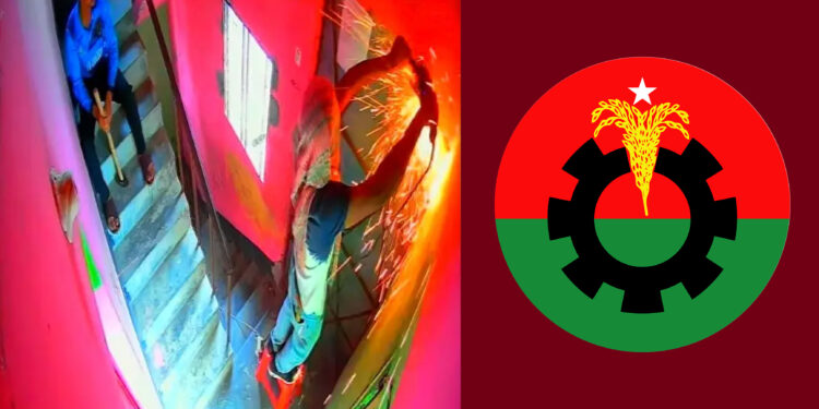 প্রতিবেশীর ঘরের দরজা কেটে নিয়ে গেলেন স্বেচ্ছাসেবক দল নেতা, থানায় অভিযোগ