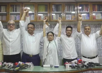 পদত্যাগ না করার ঘোষণা মমতার