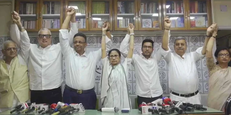 পদত্যাগ না করার ঘোষণা মমতার