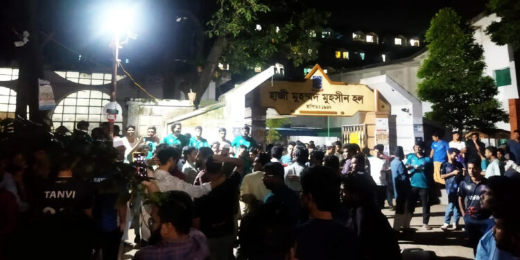 ঢাবির হলে ব্যানার টানানো কেন্দ্র করে ছাত্রদল-শিবির সমর্থকদের হাতাহাতি