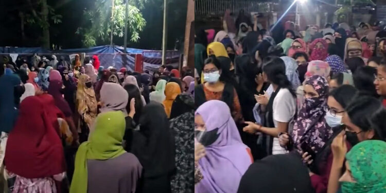 মধ্যরাতে তিতুমীর কলেজে ছাত্রীদের বিক্ষোভ, ছাত্ররাজনীতি বন্ধের দাবিতে উত্তাল