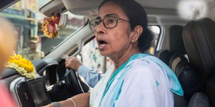 আমাকে লাথি মেরেছে, সিসিটিভি বন্ধ করে, ভয়ঙ্কর অভিযোগ মমতার