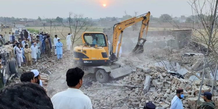 পাকিস্তানে পুলিশ পোস্টে আত্মঘাতী গাড়ি বোমা হামলা; ১২ পুলিশ সদস্য নিহত